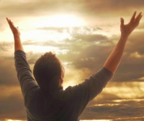 Mani alzate in preghiera